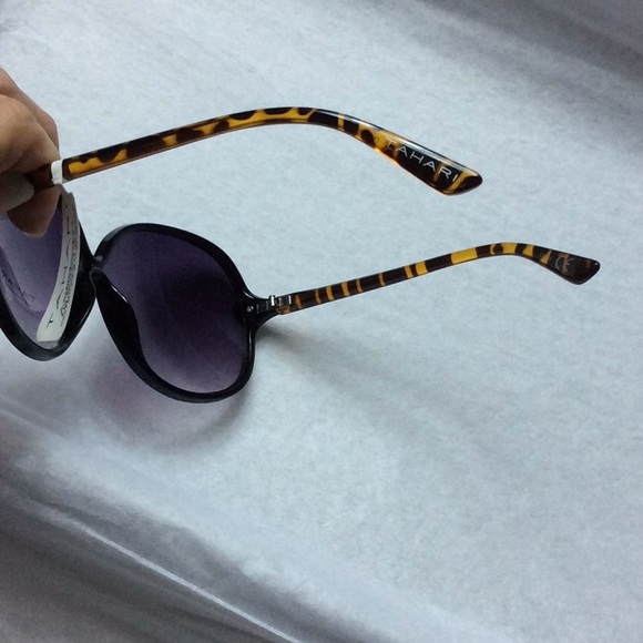 New With Tag Tahari Sun Glasses - Picture 2 of 3